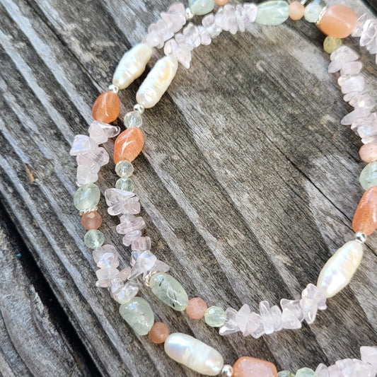 Kurze Halskette Rosenquarz, Mondstein, Prehnit & Perle