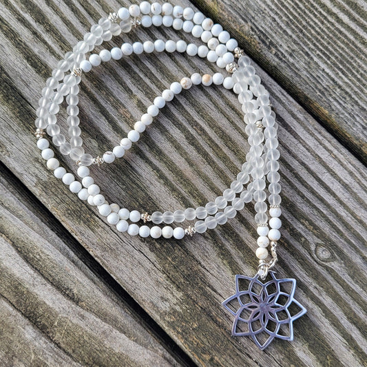 Lange Halskette Bergkristall / Howlith