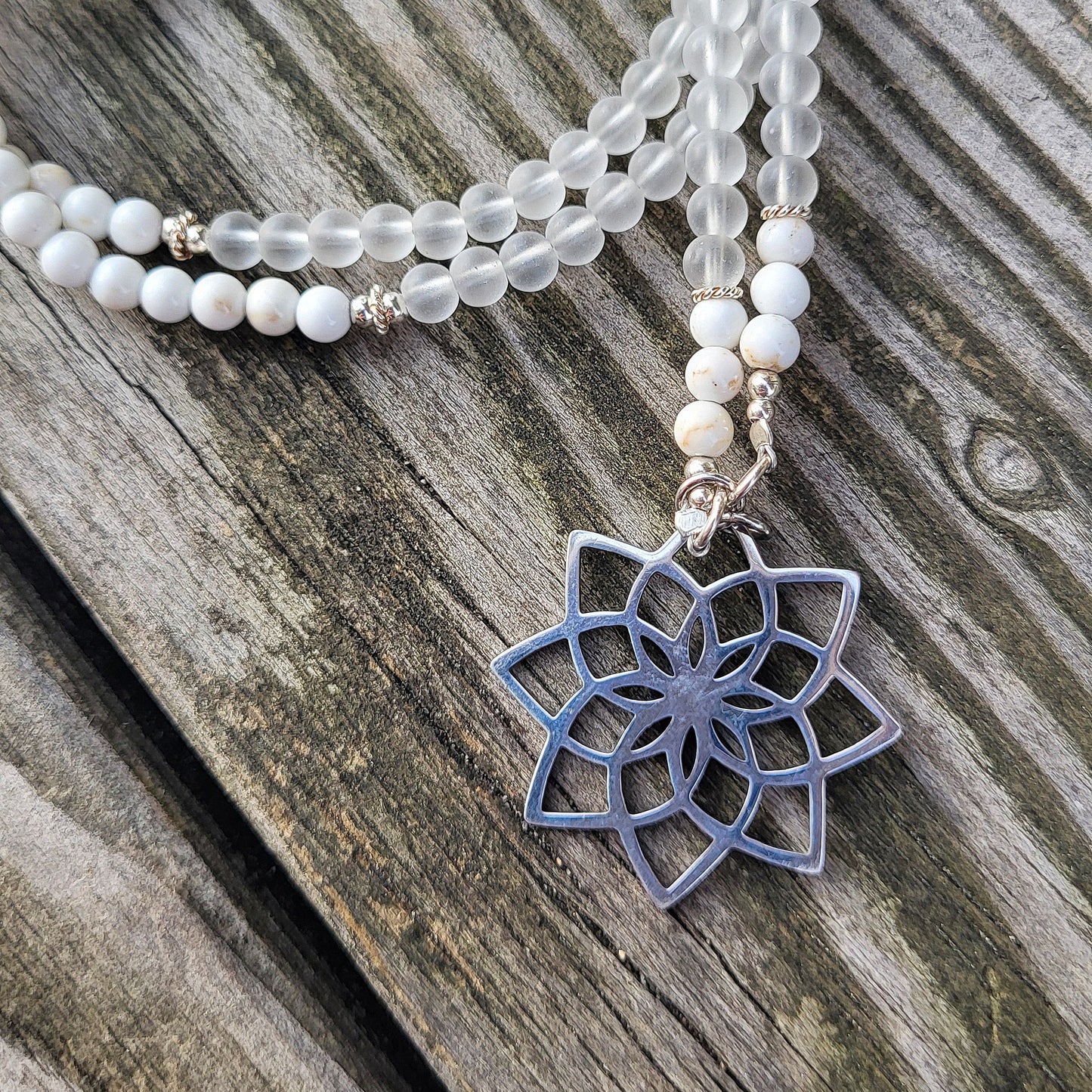 Lange Halskette Bergkristall / Howlith